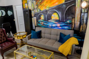 Artful Retreat - King Bed, Work Desk, WIFI, Unique Murals, Perfect for Business Travelers, Downtown & Near Universal Studios